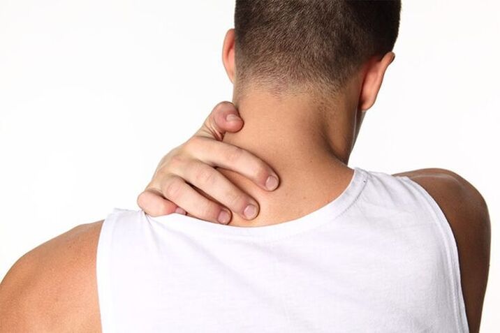 Ag an gcéad chéim de osteochondrosis an spine ceirbheacsach, tá míchompord le feiceáil sa mhuineál
